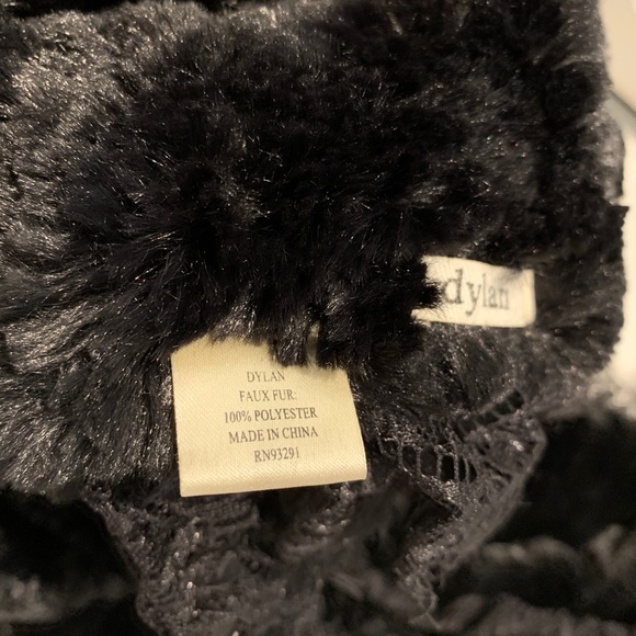 Scarf with lace detail - Picture 4 of 6